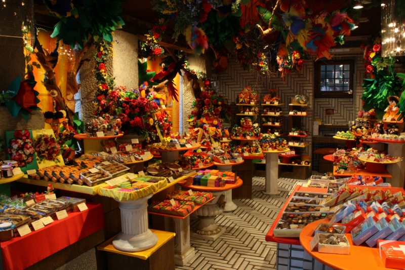 vente-FORCALQUEIRET-min_candy_store_chocolate_shop_chocolate_switzerland-393515